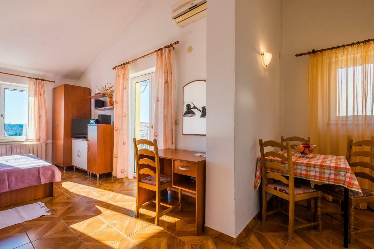 Apartment Majoran Pula Extérieur photo